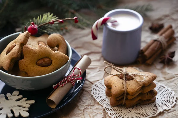 Surpresa Festiva Para Natal Com Biscoitos Gengibre Leite Com Doces — Fotografia de Stock