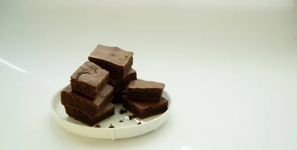 Trozos Cuadrados Brownie Apilados Plato Blanco Sobre Fondo Blanco Limpio — Foto de Stock