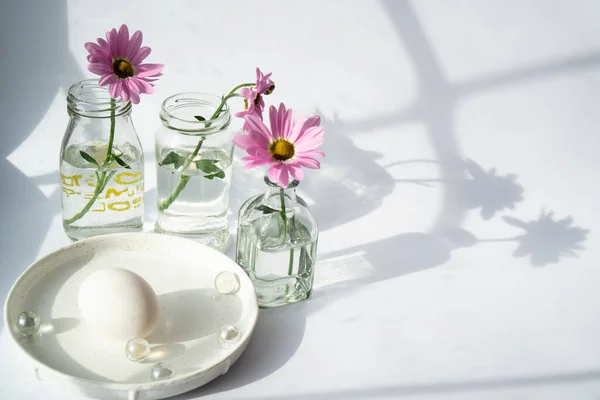 Desayuno Festivo Pascua Con Huevos Pollo Cerca Una Ventana Luz — Foto de Stock