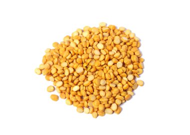 Split nohut da Chana Dal, nohut mercimek kurutulmuş veya Toor Dal, sarı split nohut, ham mercimek, beyaz arka plan üzerinde izole Pakistan/Hindistan fasulye yığını olarak biliyorum