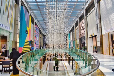 DUBAI, BAE - 11 Temmuz 2020: Alışverişçiler, COVID-19 yasağının kaldırılıp tekrar açılmasından sonra Dubai Alışveriş Merkezi 'ni ziyaret ettiler. 500.000 metrekarelik perakende alanıyla dünyanın en büyük alışveriş merkezidir..