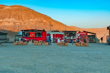 Ras Al Khaimah, Birleşik Arap Emirlikleri - 2 Ağustos 2020: Ras al Khaimah 'da Jabal Jais' in üzerinde bayram tatilinde yemek yiyen turistler. BAE 'deki en yüksek zirve..