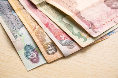 Farklı BAE kara para birimlerinin kapatılması, yüksek açılı beyaz bir masa üzerindeki kağıt para.