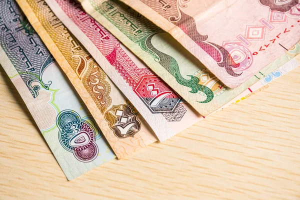 Farklı BAE kara para birimlerinin kapatılması, yüksek açılı beyaz bir masa üzerindeki kağıt para.