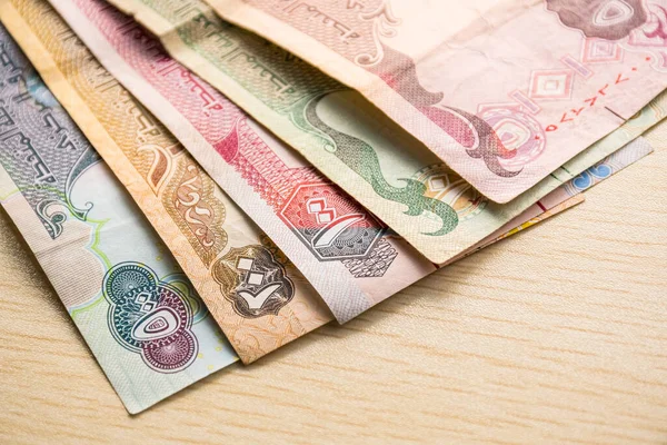 Farklı BAE kara para birimlerinin kapatılması, yüksek açılı beyaz bir masa üzerindeki kağıt para.