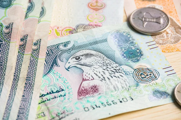 BAE 'nin kapatılması 500 dirhem banknot ve kağıt para arasında
