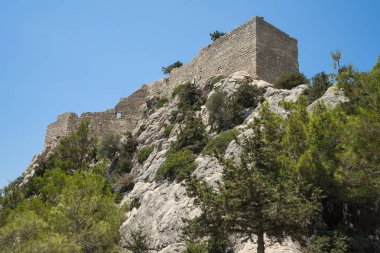 Gr kaya üzerinde eski ortaçağ kale veya kale taş duvarlar