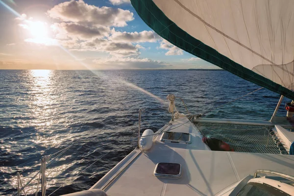 Navegando Con Catamarán Océano Final Del Día Relámpago —  Fotos de Stock