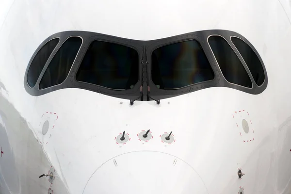Vista Frontal Exterior Cercana Una Cabina Blanca Avión Reacción Grande —  Fotos de Stock