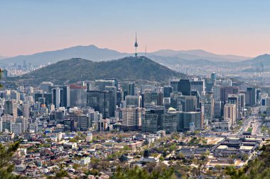Namsan kulesi, modern gökdelenler ve antik tapınak ve merkezi Seul, Güney Kore evleri ile çevrili