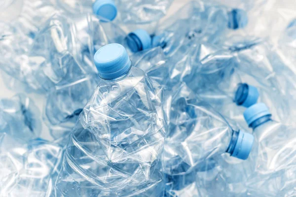 mavi kapaklar ile sıkıştırılmış plastik şişe yığını