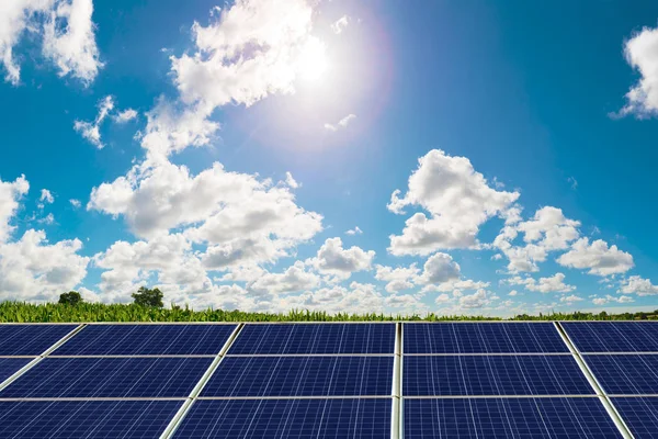 Panneau Photovoltaïque Avec Soleil Brillant Sur Fond Bleu Ciel Nuageux — Photo