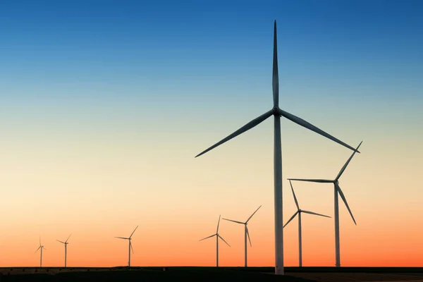 Windturbines Het Land Mooie Gradiënt Van Dawn Kleuren Achtergrond Heldere — Stockfoto
