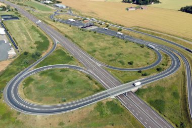 Fransa 'da bir yerde bir otoyol kavşağının ve gişenin havadan görünüşü