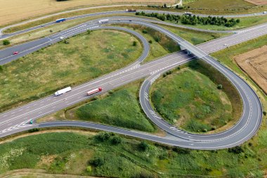 Fransa 'da bir yerde bir otoyol kavşağının ve gişenin havadan görünüşü