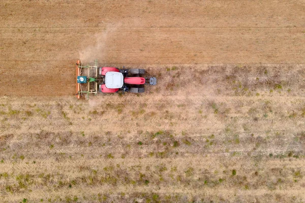 Bir Tarlada Sürtünen Traktörün Hava Aracı Görüntüsü — Stok fotoğraf