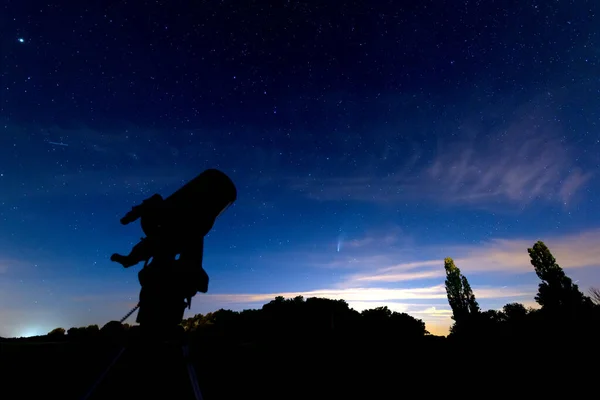 Teleszkóp Sziluett Alatt Sötétkék Csillagos Alkonyatkor Neowise Üstökös Látható Alatt — Stock Fotó