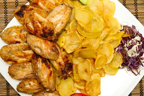 Alitas Pollo Parrilla Con Ensalada Papas Fritas —  Fotos de Stock