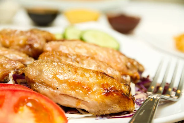 Gegrillte Chicken Wings Mit Salat Und Pommes lizenzfreie Stockfotos
