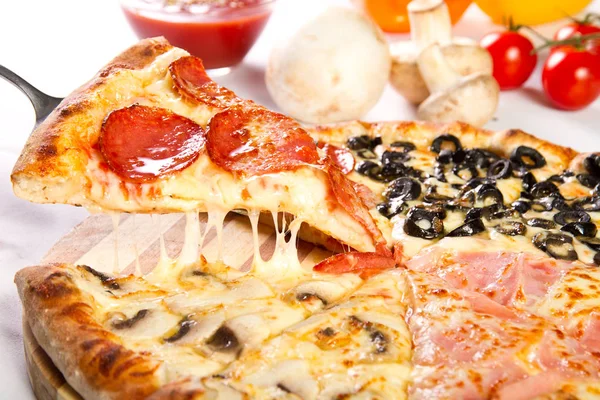 Pizza Quattro Stagioni Con Salami Jamón Aceitunas Champiñones — Foto de Stock