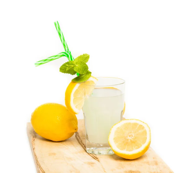 Limonade Auf Weißem Hintergrund — Stockfoto