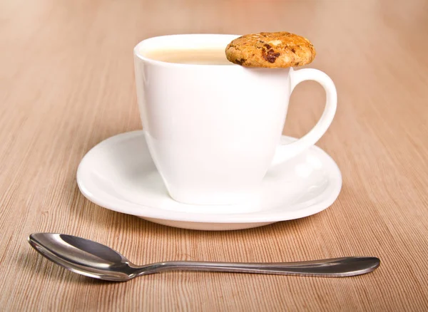 コーヒーのカップの縁に自家製のクッキー — ストック写真