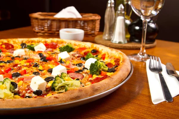 ブロッコリーとフェタチーズと最高ピザ — ストック写真