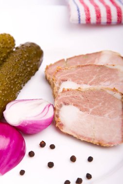 domuz eti ve turşu oluşan Romen meze