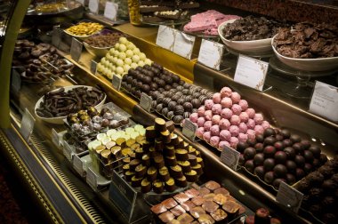 Londra-8 Temmuz 2014: Harrods, Londra 'da ünlü çikolata Mağazası.