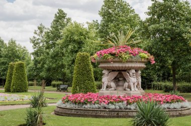 Regent's Park, Londra'da huzurlu bahçeler manzarası. Hiç kimse yok
