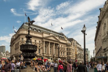 Londra - 6 Temmuz 2014: Piccadilly Circus yaz aylarında turistlerle dolup taşıyor