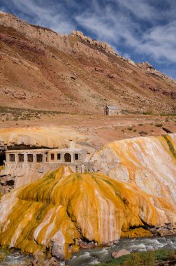 Puente del Inca, Mendoza, Arjantin 'in dikey görünümü.