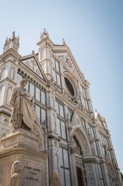 Danthe Alighieri, Ilahi komedi yazarı. Santa Croce 'nin önünde yer alan heykel, Firenze, Italya