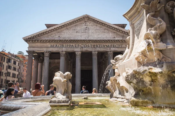 Roma Julho 2014 Turista Perto Fonte Fora Panteão Agripa Dia — Fotografia de Stock