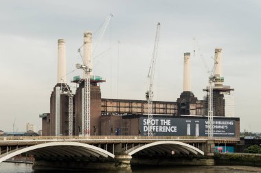 Londra - 9 Temmuz 2014: Baca restorasyon iş işareti ile Battersea güç istasyonu. Yeniden yapılanma yeni başladı