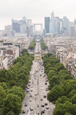 Paris-10 Temmuz 2014: dikey görünüm, Arc de Triomphe, Champs-lyses ve La Defense iş bölgesi bulutlu bir gün