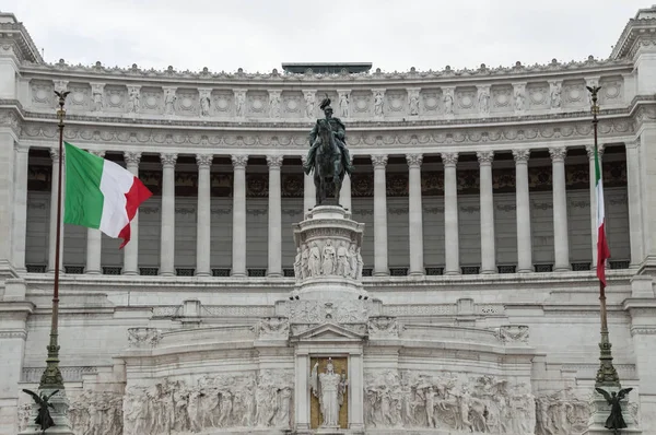Горизонтальный Вид Итальянские Флаги Фасад Монумента Витториано Известный Altare Della — стоковое фото