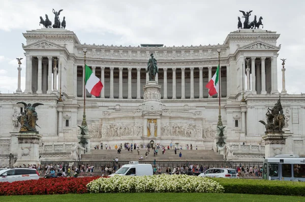 Горизонтальный Вид Итальянские Флаги Фасад Памятника Витториано Известного Altare Della — стоковое фото