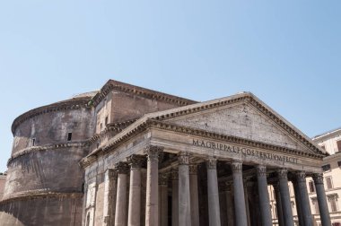 Güneşli bir yaz gününde Agrippa Panteon ve kubbe cephe manzara görünümü, Roma, İtalya. İmparator Adriano tarafından M.Ö. 118 ile 125 yılları arasında inşa edilmiştir.
