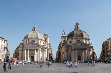 Montesanto'daki Saint Mary ve Chiesa di Santa Maria dei miracoli kiliseleri, güneşli bir yaz gününde turistlerle dolup taşan cepheler. Kiliseler Piazza di Popolo, Roma, İtalya'da bulunmaktadır.