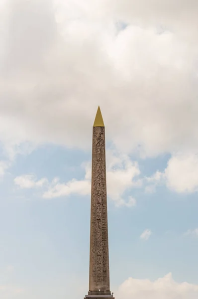 曇りの日にフランス パリのコンコルド広場に位置するエジプトのルクソールオベリスクの垂直ビュー 詳細な象形文字が見られる — ストック写真