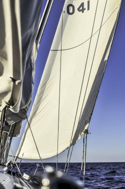 yelkenli tekne yelken açık denizde günbatımında kayma kurmak ile