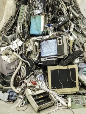 Büyük yığın 20 yüzyıl eski elektronik şeyler
