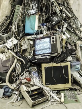 Büyük yığınında eski elektronik şeyler