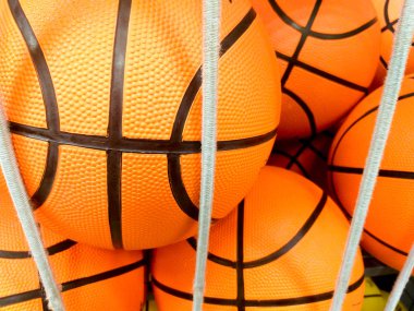 Grup birçok yeni basketbol turuncu topları elastik beyaz nüfuzumu satılmak üzere hazır bir spor dükkanında siyah çizgilerle
