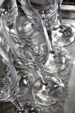 çok temiz bir parti bir restoranda kullanılmaya hazır bir gümüş tepsi üzerinde bazı boş bardak şarap bardak yakın çekim.