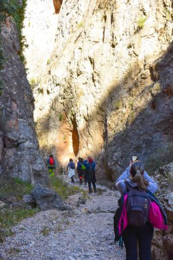 kadın hiker yürüyüşçü Büyük Kanyon yarattı taş iki dikey duvar arasında bir yol ortasında bir grup fotoğrafını cep telefonu ile. Dikey