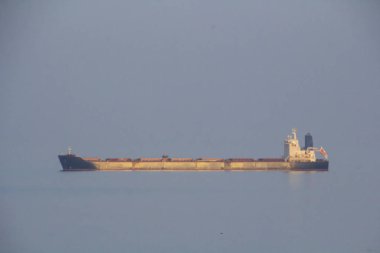 Barco ancaldo al atardecer on la hora dorada. 
