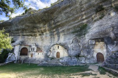 Ojoguarea y ermita de san Tirso y San Bernabe. Paraje natural de gran Belza en la provincia de Burgos (İspanya)