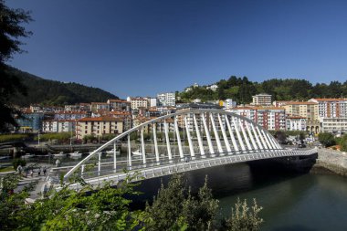 La Muy Noble y Leal villa de Ondarroa esta situation en la provincia de Bizkaia en el Pais Vasco. Se cree que este municipio se fundo en el siglo X. En la foto detalle del puente Itsas Aurre obra del arquitecto Santiago Calatrava.